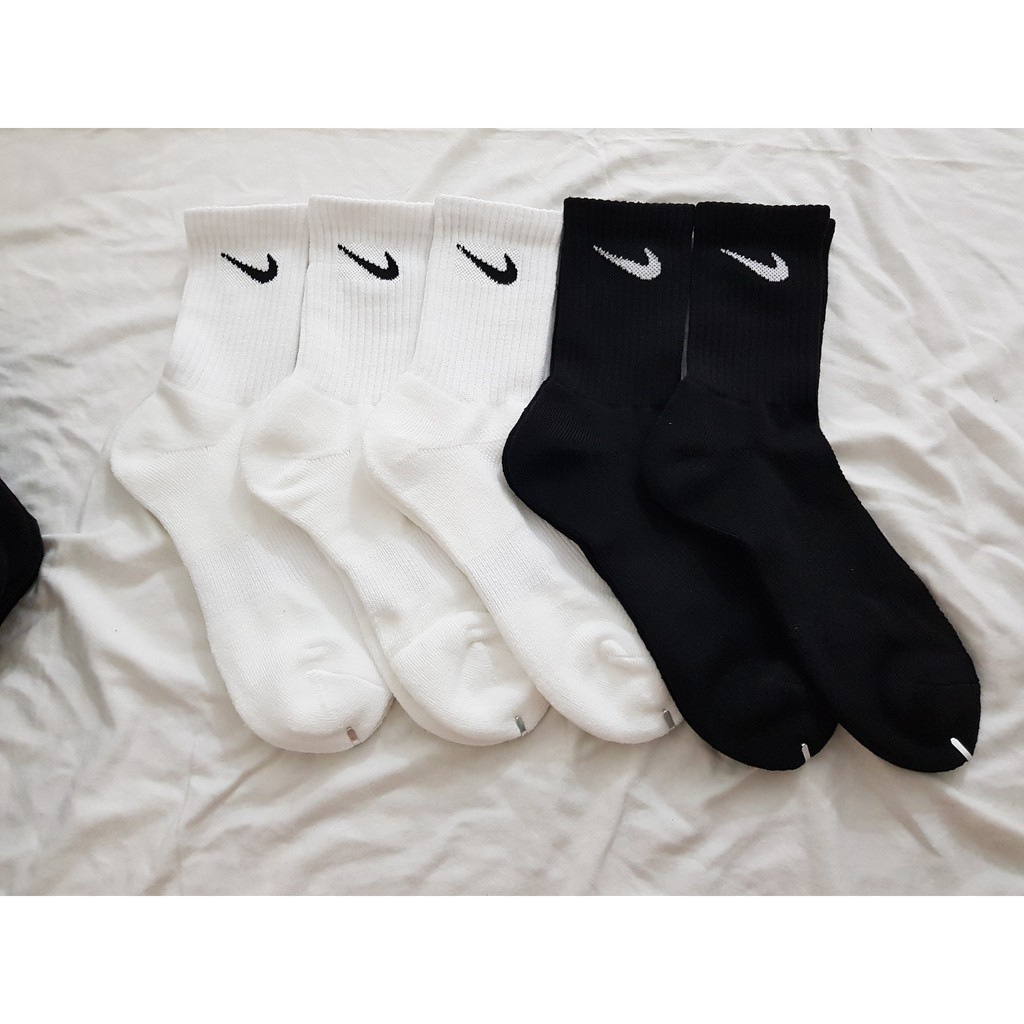 Combo 5 Đôi Tất thể thao cao cổ Nike (2 đen , 3 trắng) Tặng thêm 1 đôi đen - Free ship + Quà tặng từ TatsTats.vn