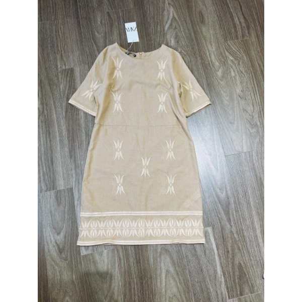 Đầm linen suôn thêu