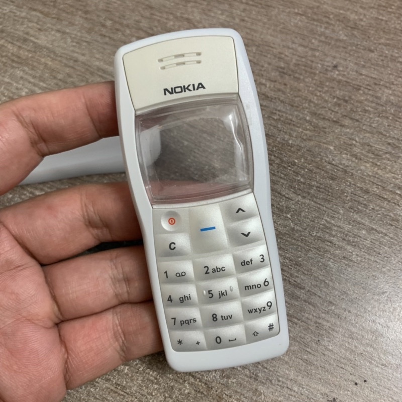 Nokia 1100 1101 Có bộ vỏ hay bị trầy, bể, bấm không ăn nên cần thay thế Bộ vỏ Nokia 1100 mới zin hãng xịn. ZIPOKA.