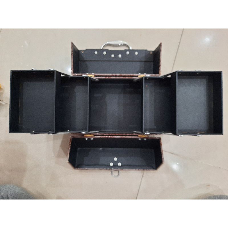 Cốp trang điểm ZARA 25cmx16cm, in hoa văn nổi, có khoá chắc chắn SIÊU XỊN LUÔN KHÁCH ƠI!!!