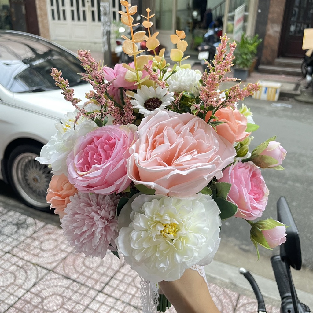 Hoa cầm tay cô dâu ngày cưới