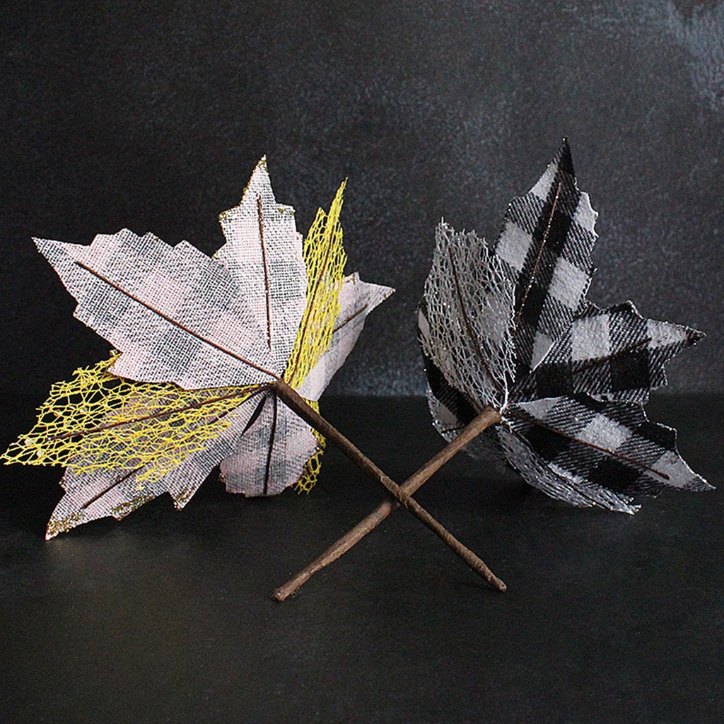 Hoa Giả Bằng Nhựa Màu Đỏ Đen Dùng Trang Trí Giáng Sinh