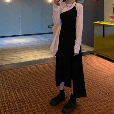 Bộ áo thun trắng tay dài và váy yếm hợp thời trang cho nữ | BigBuy360 - bigbuy360.vn