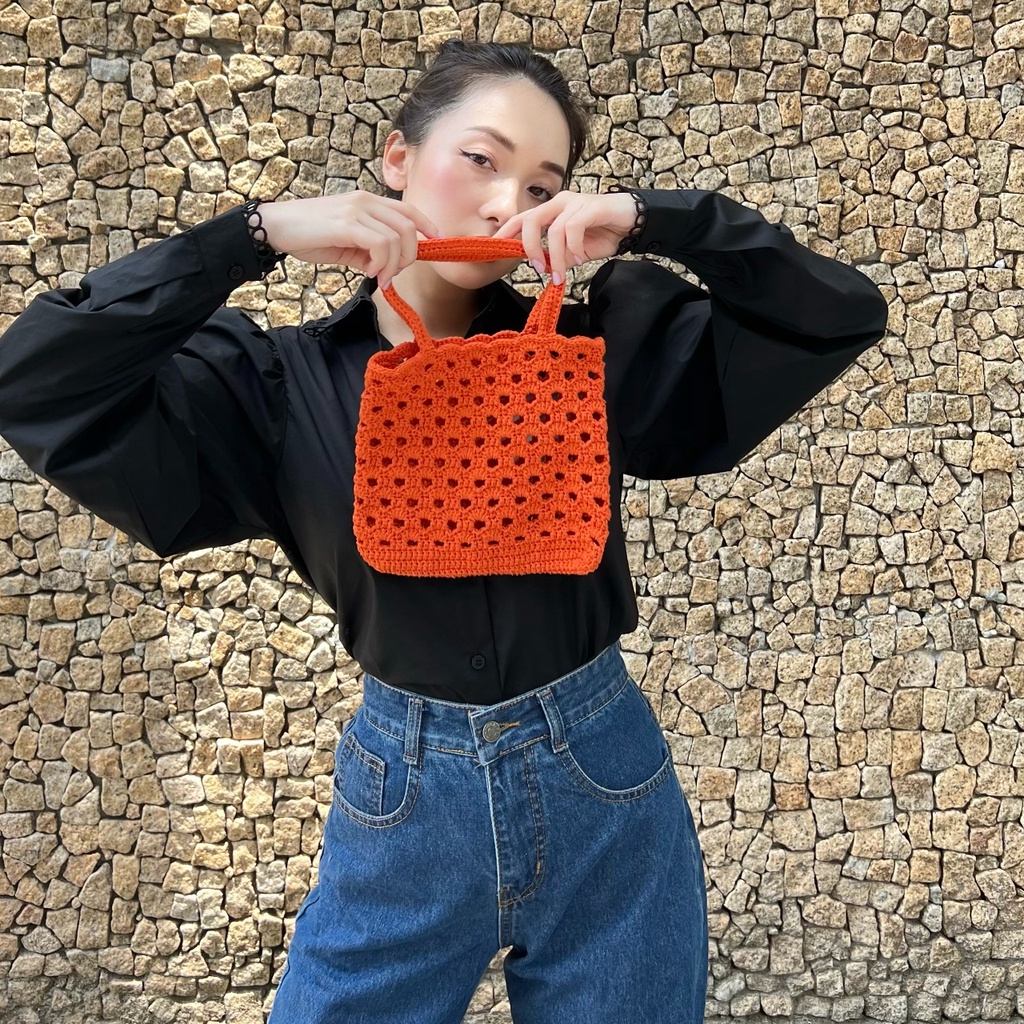KIOBI - Áo sơ mi cơ bản Lorie form suông rộng, tay phồng dài, viền ren cổ và tay áo, vải kate silk đen - KIA224146D