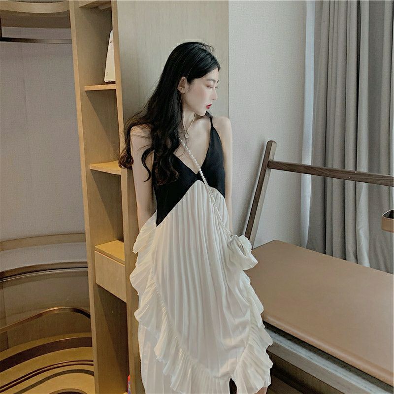(Oder) Váy đầm maxi đi biển phối màu đen trắng xếp ly phần thân. Váy đầm hai dây cổ V xếp ly phần thân dáng xòe nhẹ.