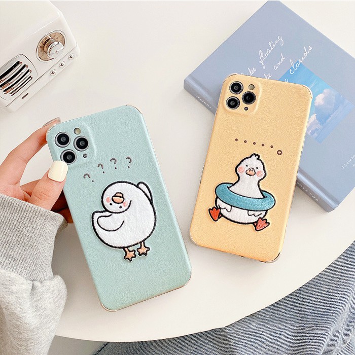 Ốp lưng iphone Vịt nhỏ thêu viền chống va đập 5/5s/6/6plus/6s/6splus/7/7plus/8/8plus/x/xr/xs/11/12/pro/max/plus/promax | BigBuy360 - bigbuy360.vn