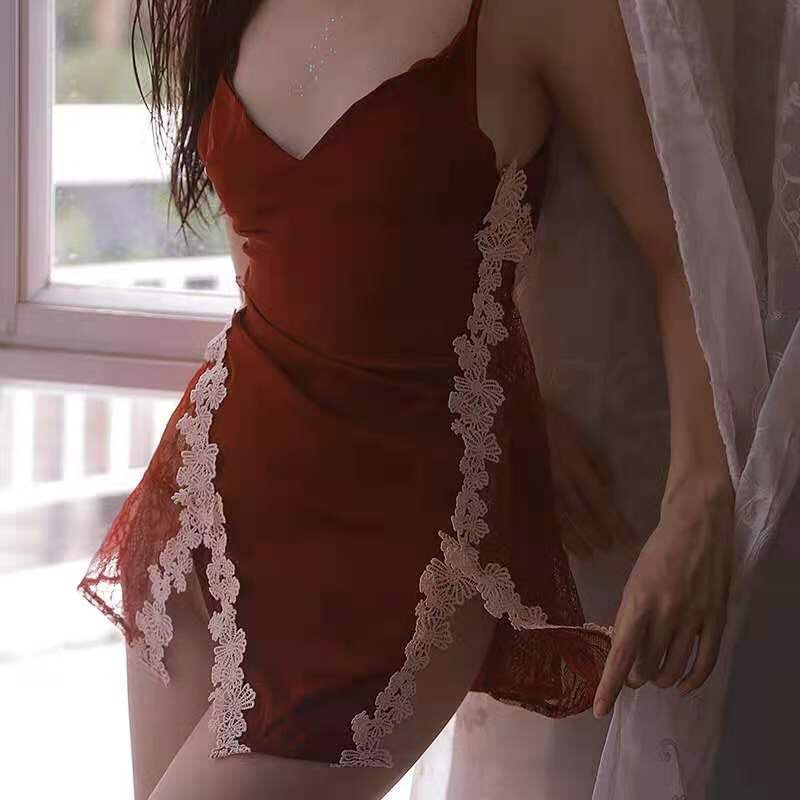 Đồ Ngủ Sexy, Váy Ngủ 2 Dây Vải Lụa Mềm Mặc Quyến Rũ Sẻ Tả Hai Bên Có Kèm Quần Chip --CharmingQueen