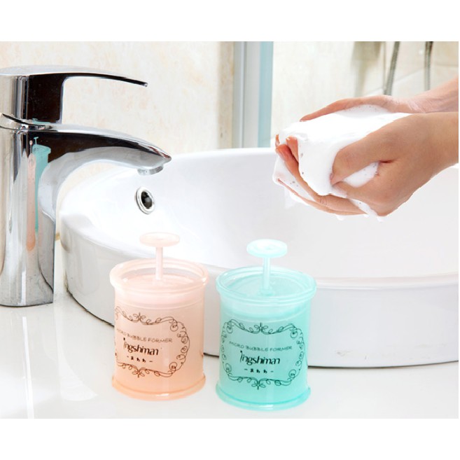 Dụng cụ tạo bọt sữa rửa mặt.