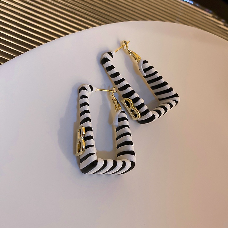 Khuyên Tai Da Đính Đá Vuông Cá Tính Cho Nữ