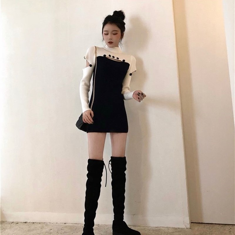 Đầm ôm cách điệu tay dài phối nút thời trang