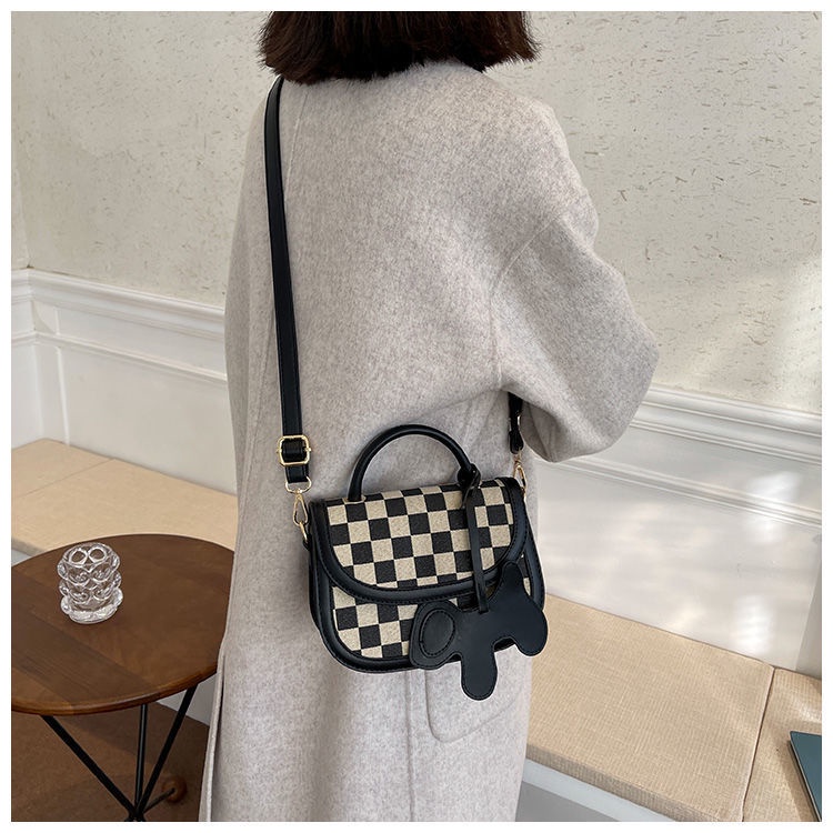 Túi  xách đeo chéo kẻ caro hot trend