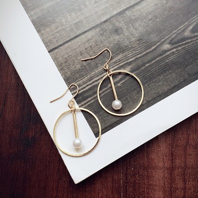 Bông tai nữ hình tròn phối hạt  bên trong phong cách cá tính