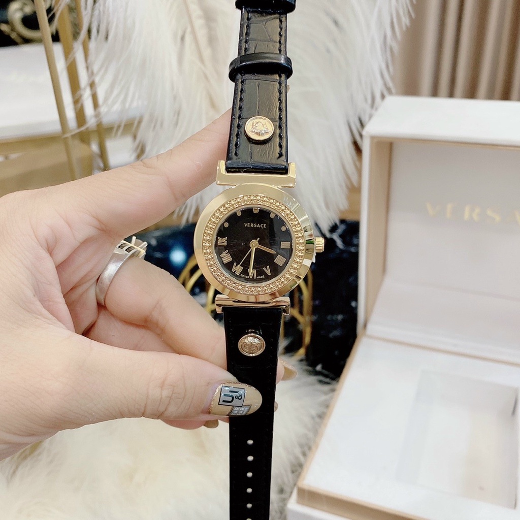Đồng hồ nữ versace đinh mặt tròn dây da đính đá size 26mm . Bảo hành 12 tháng , tuyển sỉ toàn quốc