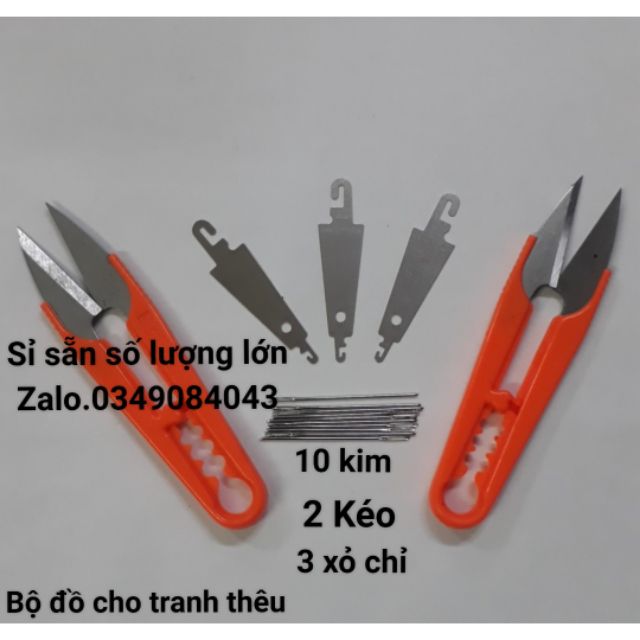 Dụng cụ là tranh thêu chữ thập kéo bấm chỉ 2 cái + kim 10 cái + 3 xỏ chỉ