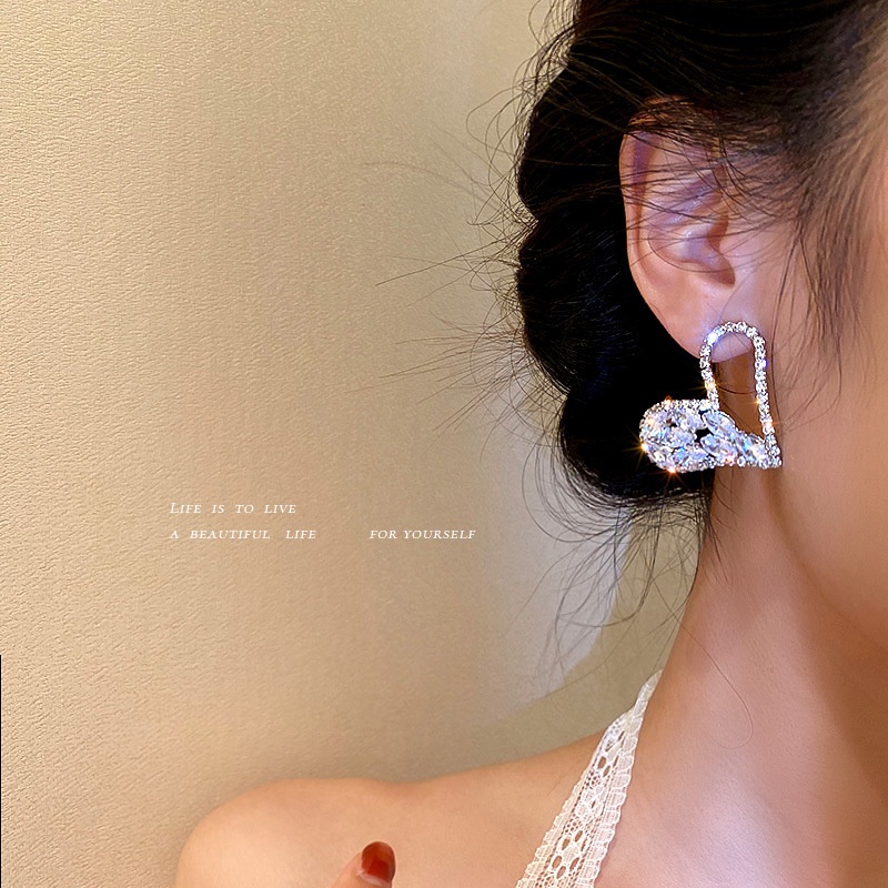 Hoa tai Bella mạ bạc 925 hình trái tim đính đá zircon sang trọng