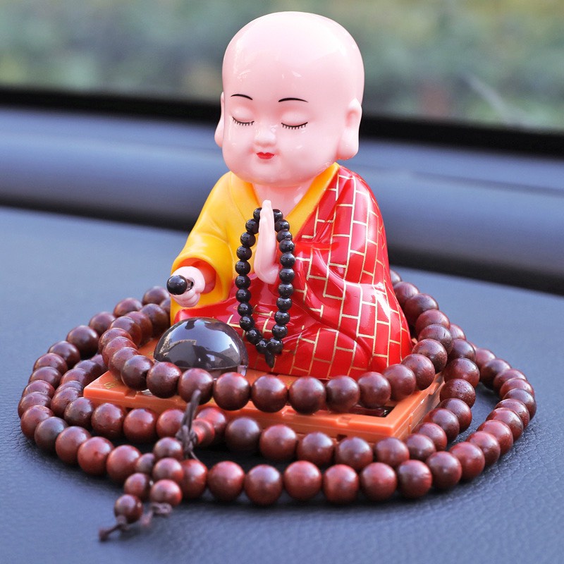 Tượng phật chú tiểu gõ mõ tụng kinh để taplo trang trí xe hơi ô tô + tặng vòng dâu