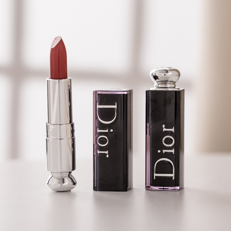 Son môi dưỡng ẩm màu đỏ lá phong 740 1.4g