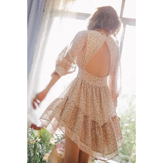 Đầm hoa hở lưng