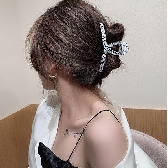 Kẹp tóc trắng đen vảy sơn bò sữa thời trang hot trend Crab claw hair clip