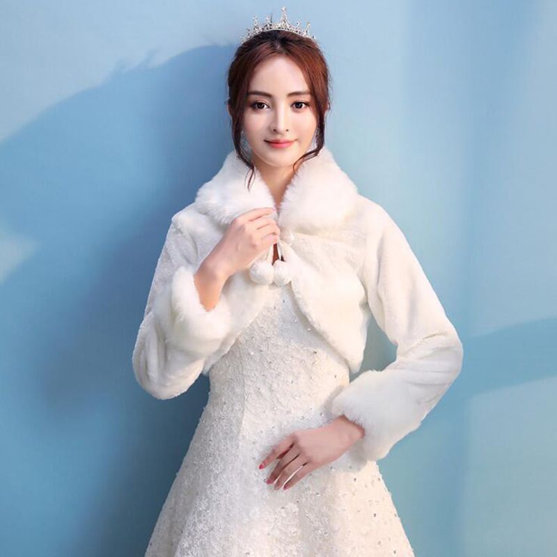 Áo choàng bằng lông dày phối quả banh lông hở phía trước thời trang mùa đông cho cô dâu
