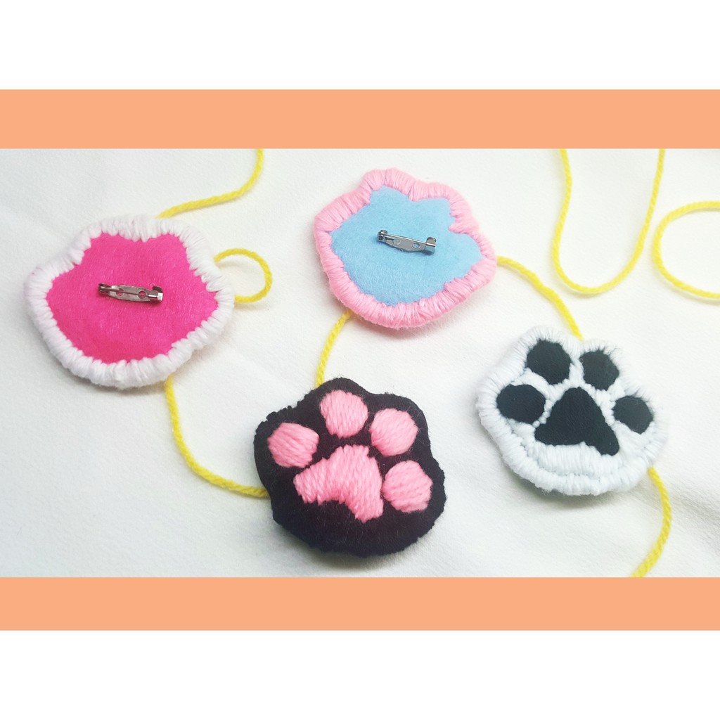 HUY HIỆU CHÂN MÈO - CÀI ÁO THÚ BÔNG