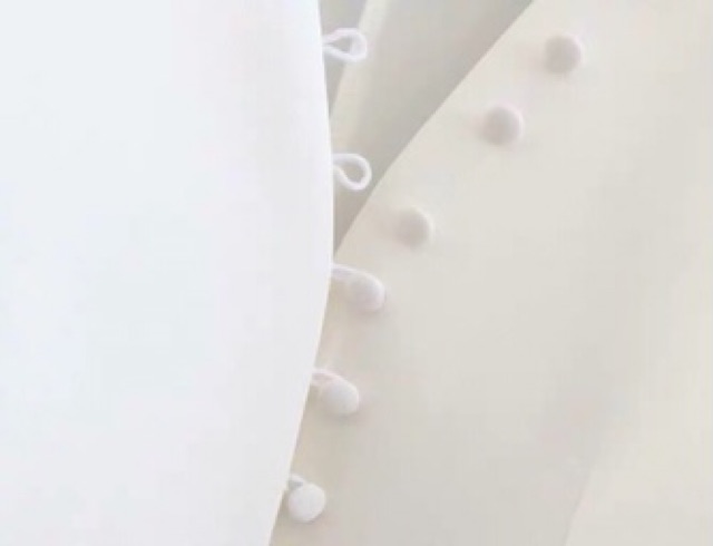 Áo trắng xuất nút cổ