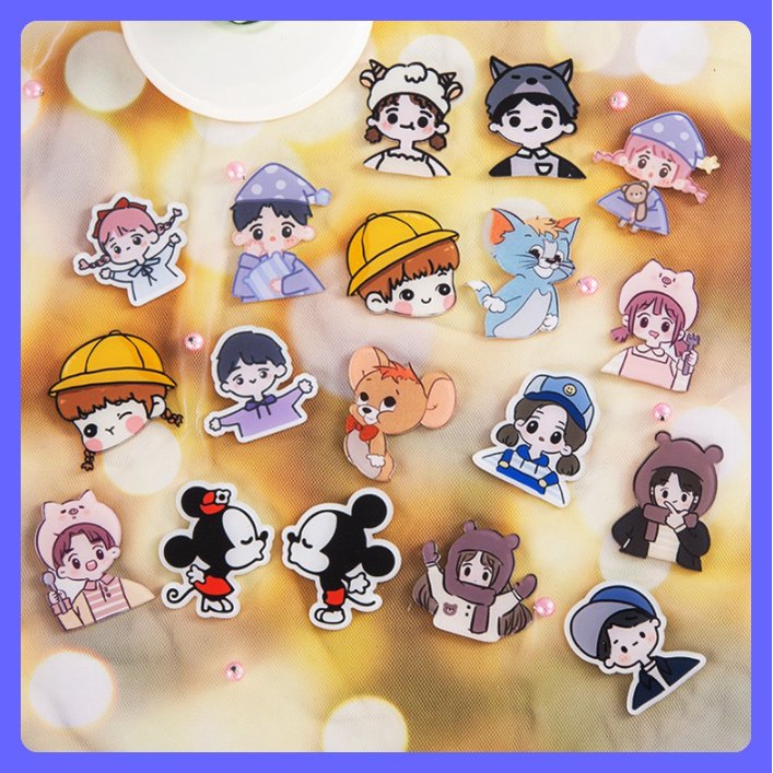 Sticker pin cài cài cặp hình cô gái và couple siêu dễ thương, huy hiệu nhóm trang trí balo siêu cute