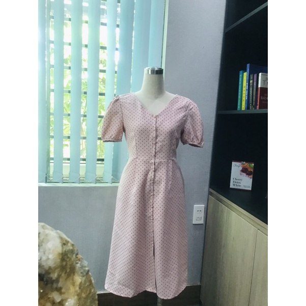 Váy nữ cổ V ôm eo dáng xoè cúc bọc màu hồng phấn chấm bi nhỏ
