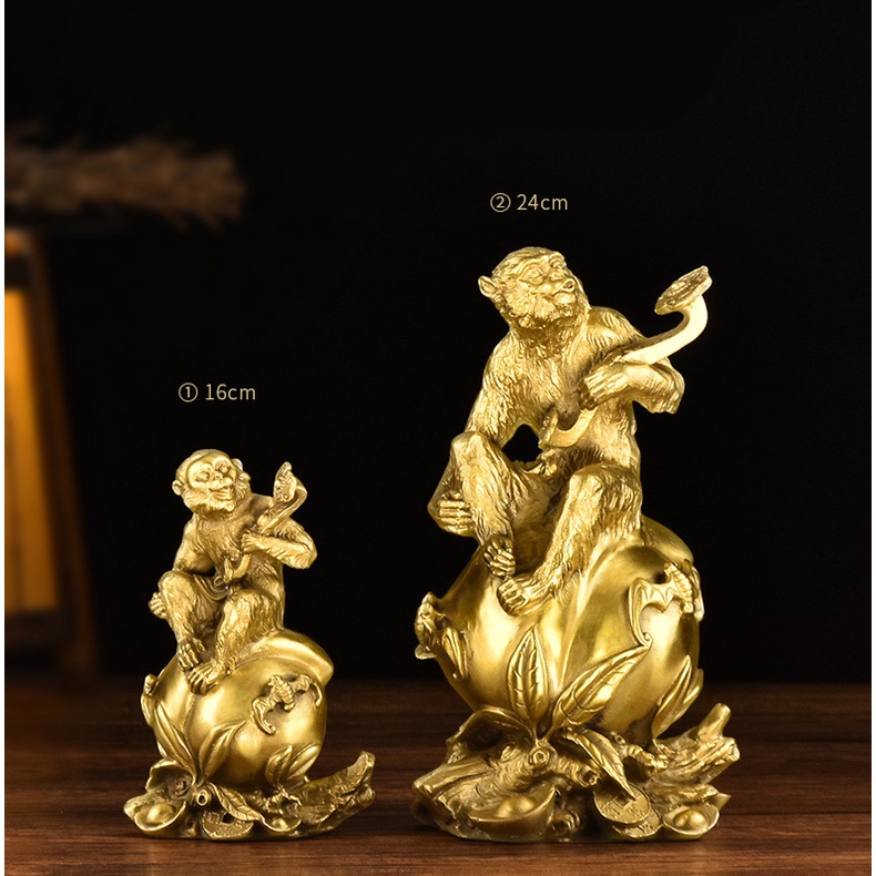 Tượng linh vật con khỉ phong hầu trên quả đào bằng đồng thau phong thủy Hồng Thắng