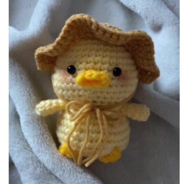 bé vịt đội mũ cute 🐣