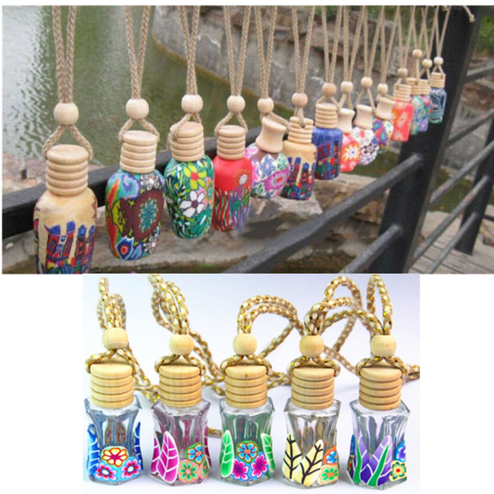 Các chai rỗng để chứa nước thơm, tinh dầu treo trong xe hơi