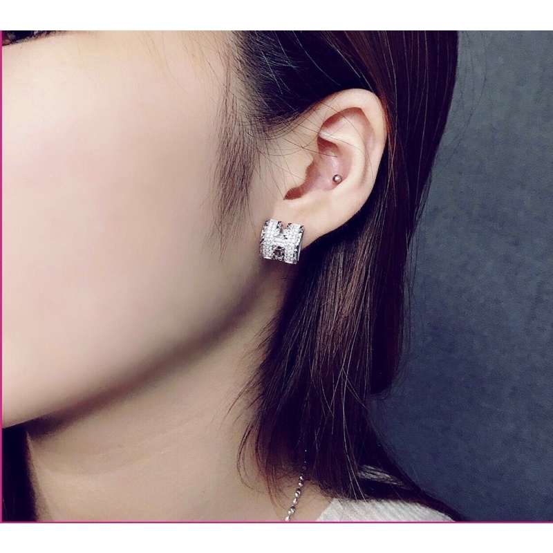 Khuyên tai đá H xanh dương nhân tạo cao cấp siêu long lanh bạc thật viền vương miện aurora