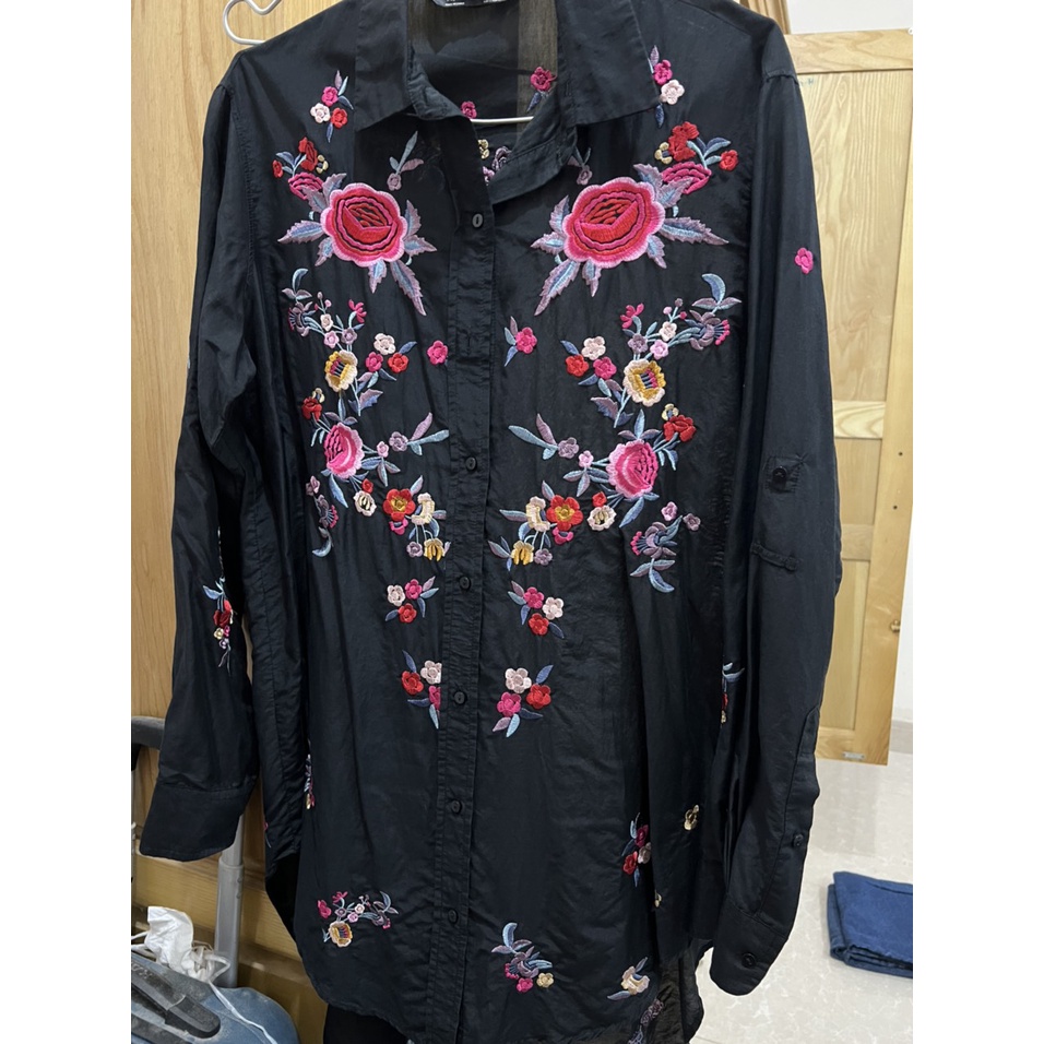 Áo sơ mi ZAra auth màu đen nhé, mặc 1 lần. Pass rẻ 350k cho bạn nào vừa. size M , form rộng dài,,,,,,mmm