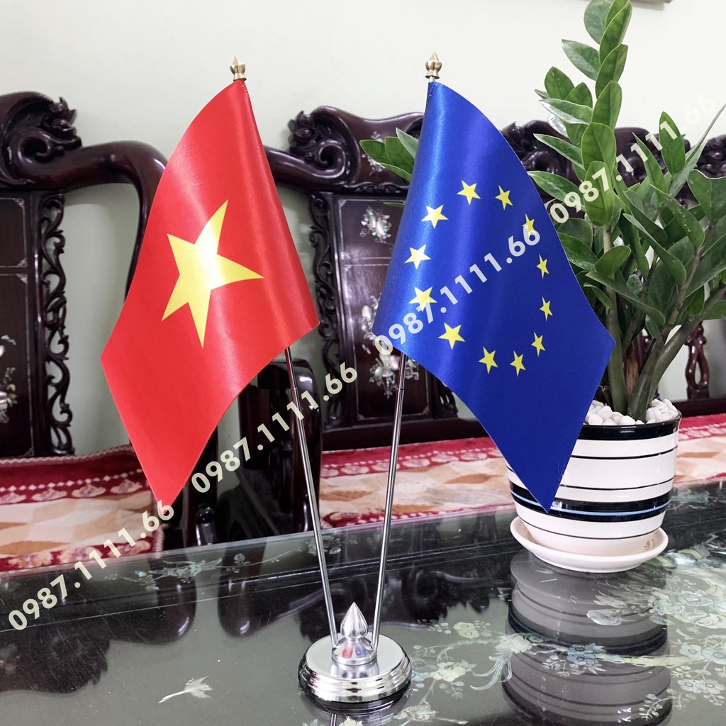 Cờ Để Bàn Làm Việc Đế Inox Loại cắm 2 cờ Việt Nam - EU