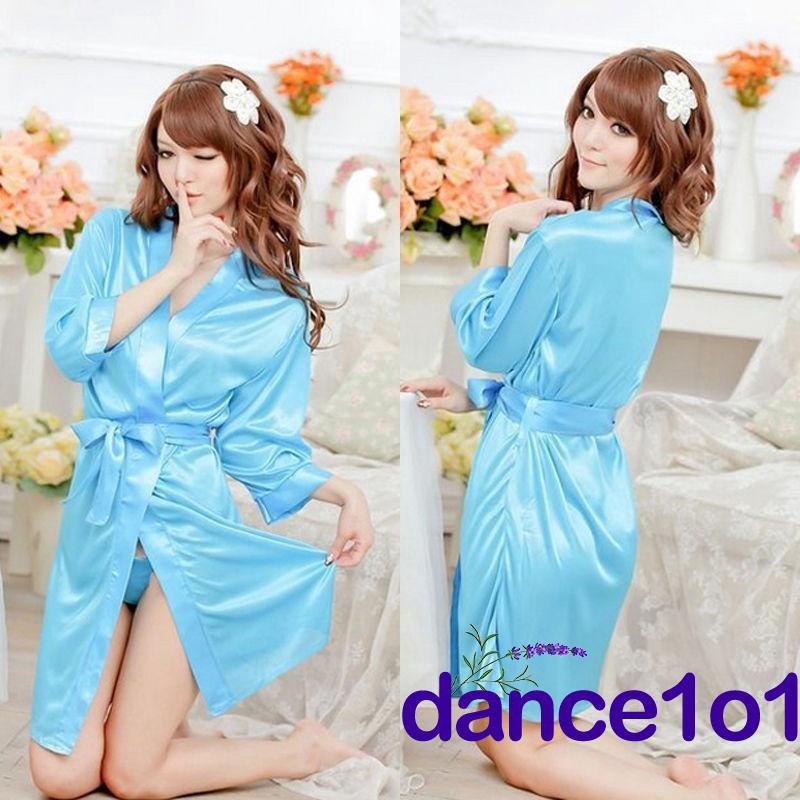 Đầm ngủ vải satin cổ V sâu phong cách gợi cảm