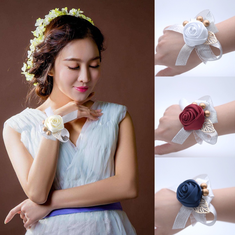 Vòng Hoa Đeo Tay Cho Phù Dâu Trong Tiệc Cưới