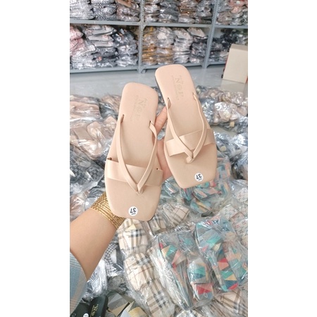dép kẹp kiểu 2 dây kèm bản quai ngang đầu vuông nền nhám. nắng mưa đều mang được. ( hình tự chụp)