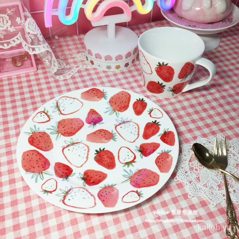 Bộ cốc, đĩa đựng bánh ngọt và trà bằng sứ họa tiết vẽ nghệ thuật hình trái dâu cho bé gái