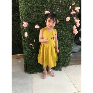 Váy lanh HOA cài ngực bé gái