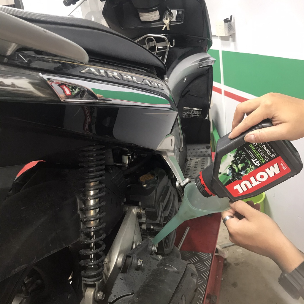 NHỚT XE TAY GA MOTUL SCOOTER EXPERT LE CHAI 800ML