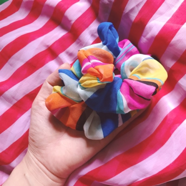 Scrunchies vải sọc cầu vồng