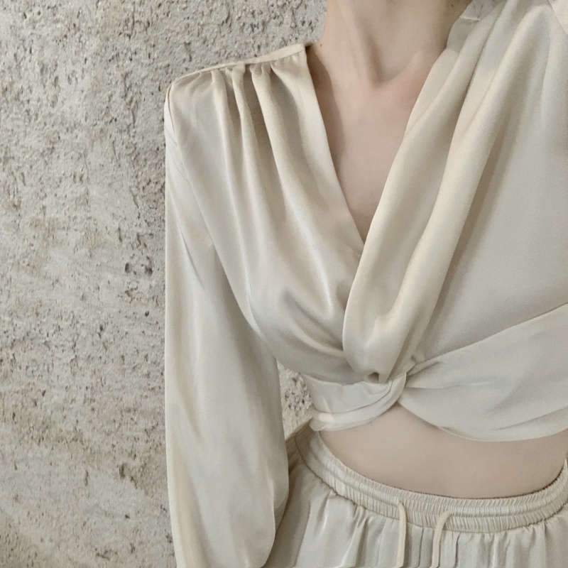 Áo croptop tay dài cổ chữ v chất liệu satin phong cách vintage Pháp