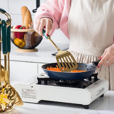 Đồ dùng nhà bếp - Bộ treo môi mạ vàng siêu xịn gồm 6 dụng cụ nấu ăn và giá treo muôi thìa