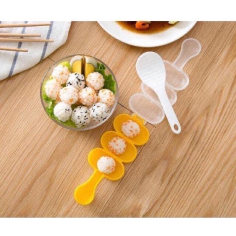 Khuôn Lắc Cơm Nắm Cho Bé Kèm Thìa