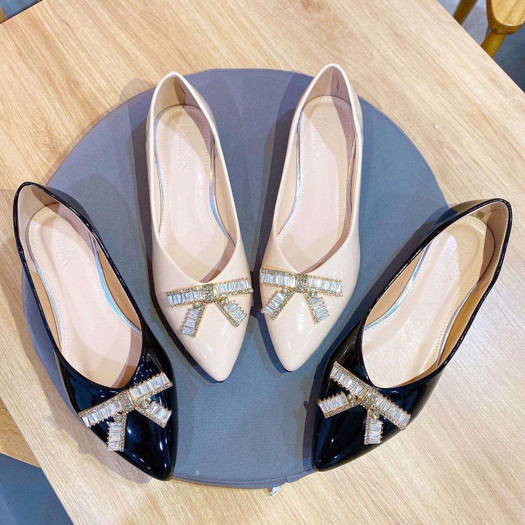 Giày búp bê nữ đế bằng Bánh Bèo mũi nhọn da bóng nơ đá màu đen và kem | BigBuy360 - bigbuy360.vn