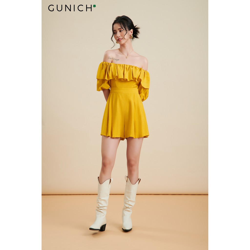 Playsuit trễ vai tay phồng màu vàng vải đũi Gunich