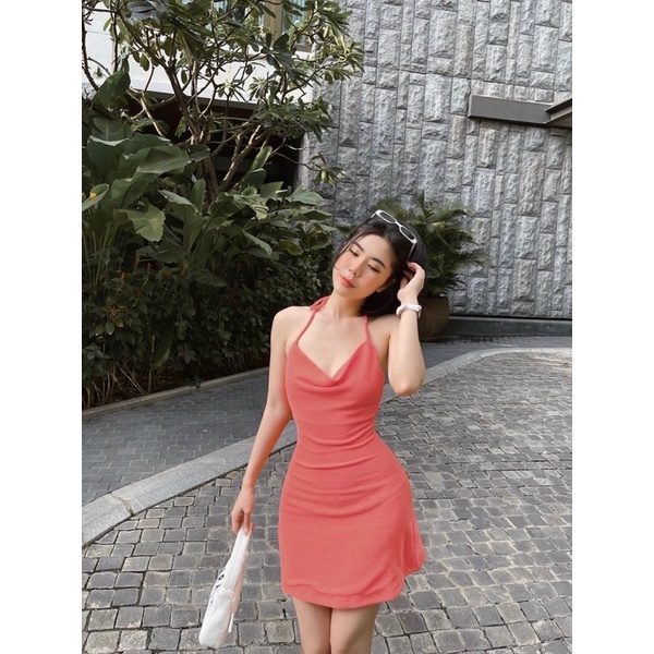 Đầm xoè yếm cổ đổ