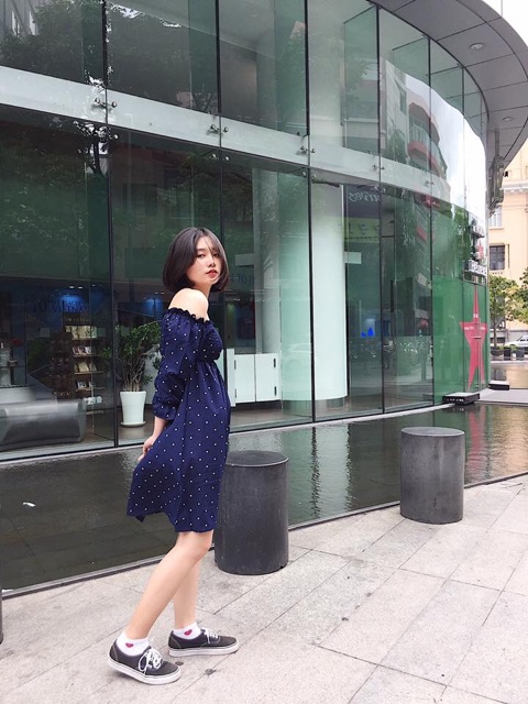 Đầm bi trễ vai nhún chỉ.