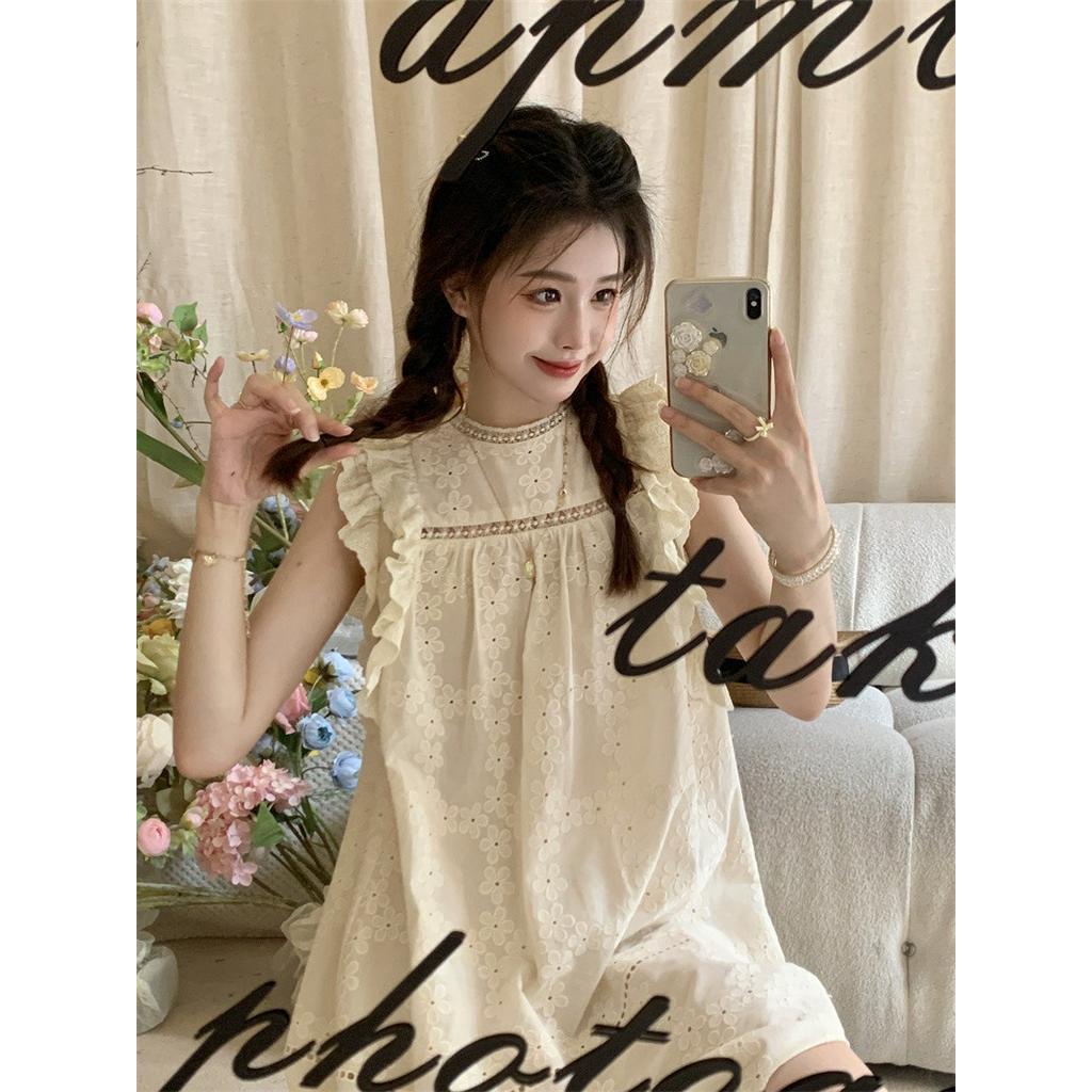 61671 Đầm Ngắn Thêu Hoa