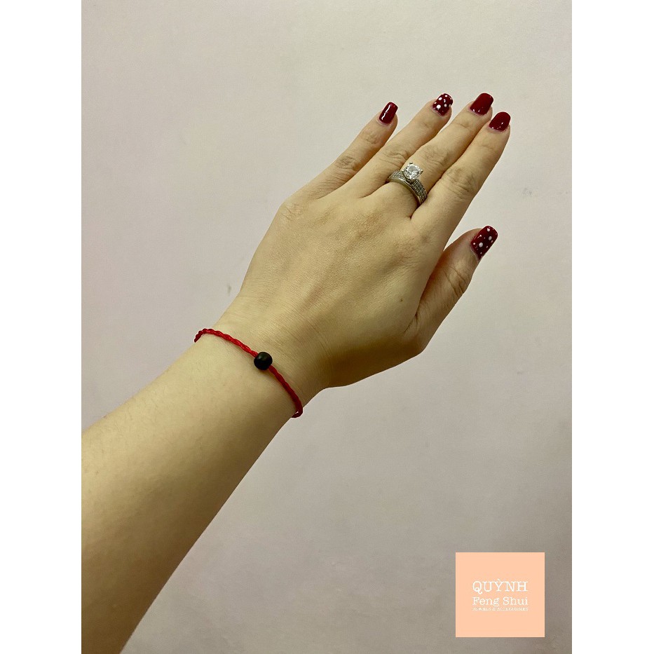 Vòng tay chỉ đỏ may mắn kết hợp hạt trầm hương 6 li, vòng đeo tay tinh tế mang may mắn, tài lộc và bình an cho gia chủ